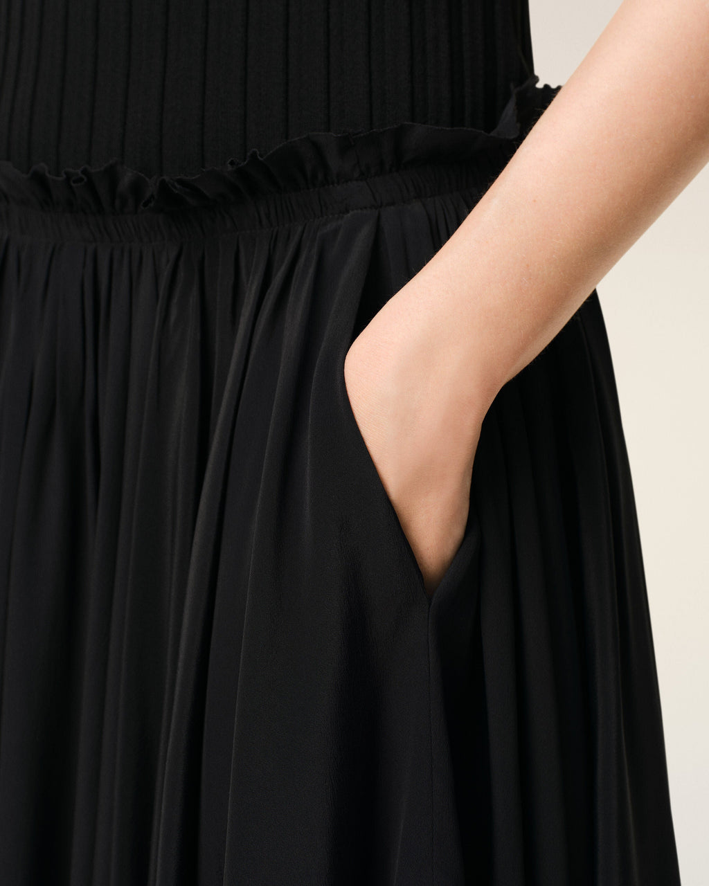 Black Blended Silk Midi Corolla Skirt